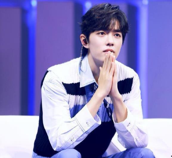 肖战吃瓜群众吃粉视频,揭秘明星与粉丝的甜蜜互动